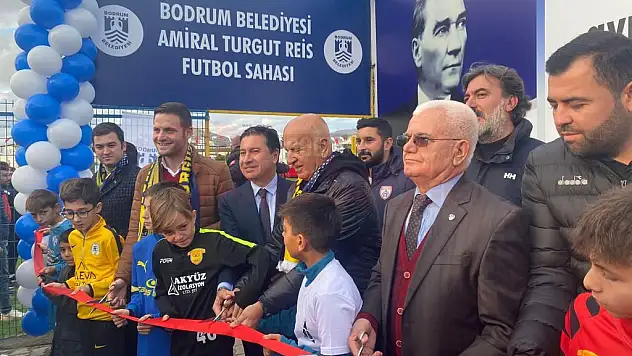 Futbol Sahası Açılışında Fikret Öztürk Tüm Alt Yapı Kulüplerine Destek Vereceğini Açıkladı