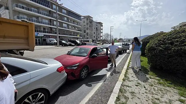 Ani Fren Zincirleme Kazaya Yol Açtı: 5 Araç Hasar Gördü