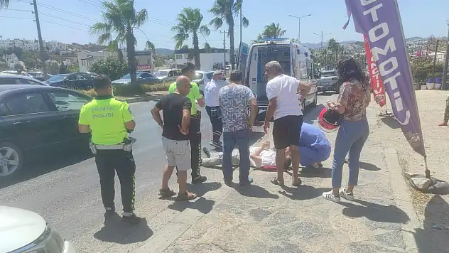 Aniden Sağa Yanaşmak İsteyen Otomobil  Motosiklet Sürücüsüne Kaza  Yaptırdı