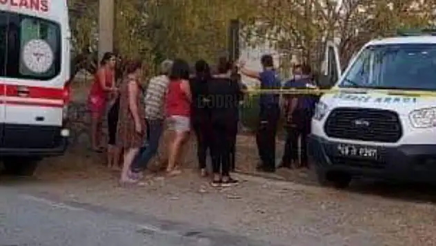 Annesini 15 Yerinden Bıçak Darbesi İle Öldürdü