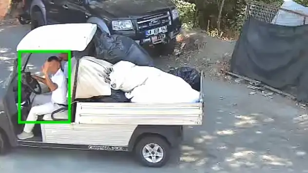 Anonsla uyarılınca yere attığı izmariti geri aldı