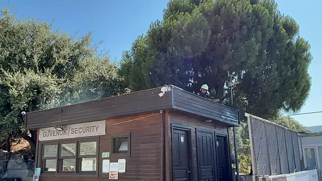 Antik tiyatro girişindeki güvenlik kulübesinde yangın paniği