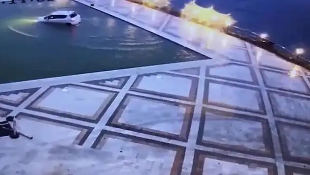 Arabayla Otel Havuzuna Düştü