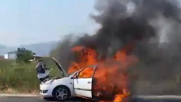 Araç alev alev yandı, yangın tarlaya sıçradı