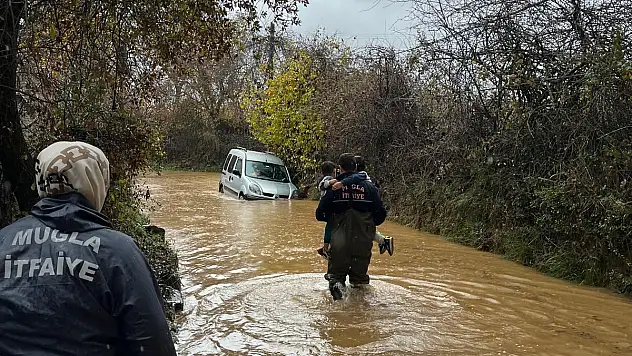 Araç İçinde Mansur Kalan Aile  Kurtarıldı