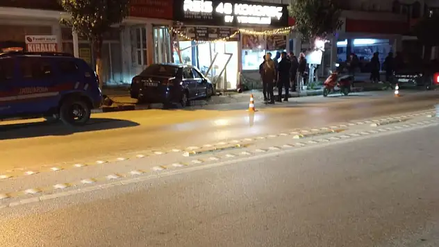 Kontrolden Çıkan Araç Kokoreççiye Girdi, Sürücü Kayıplara Karıştı