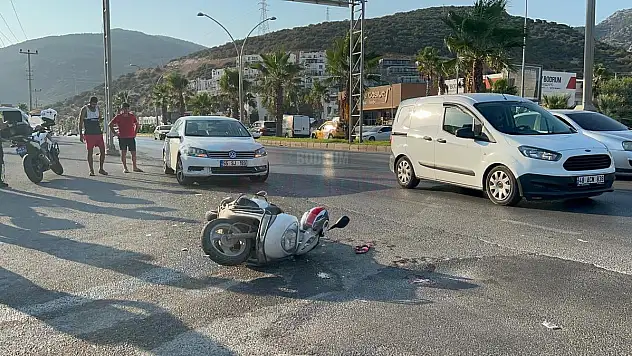 Araca Çarpan Motosikletli Sürücü Kazada Yaralandı