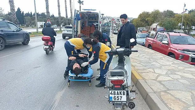 ARACA ÇARPMAMAK İÇİN KAZA YAPIP YARALANDI