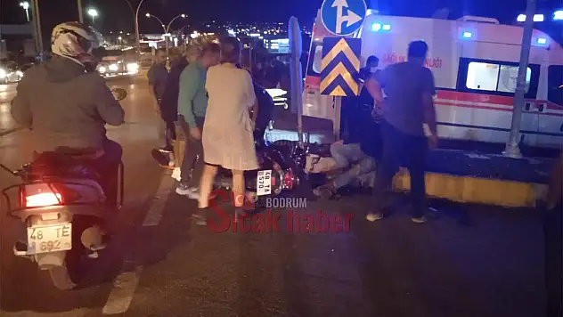 Aracın Sıkıştırdığı Motor Kaldırıma Çarptı 2 Yaralı