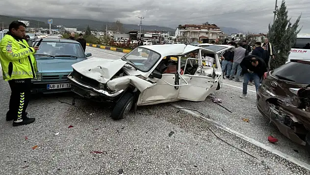 Araçlar birbirine girdi 3 kişi yaralandı