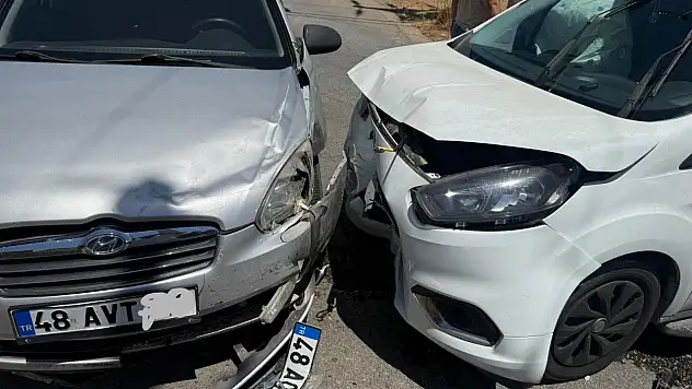 Araçlar kafa kafaya çarpıştı! 2 Kişi yaralandı!