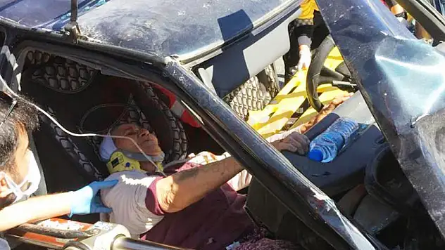 Araçta Sıkışan Sürücüyü İtfaiye Kurtardı