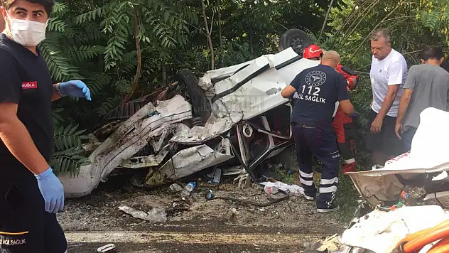 Araçta Sıkışan Yaralıyı İtfaiye Ekipleri Çıkarttı