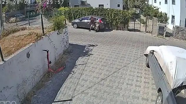 Araplar sokak yine gündemde ! bu kez park halindeki aracı çizdi !