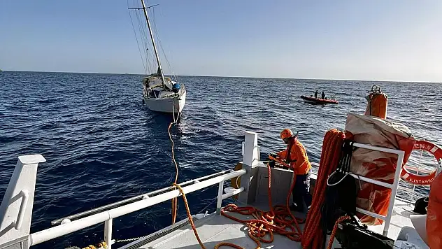Arızalanan Tekneyi Kıyı Emniyet Kurtardı