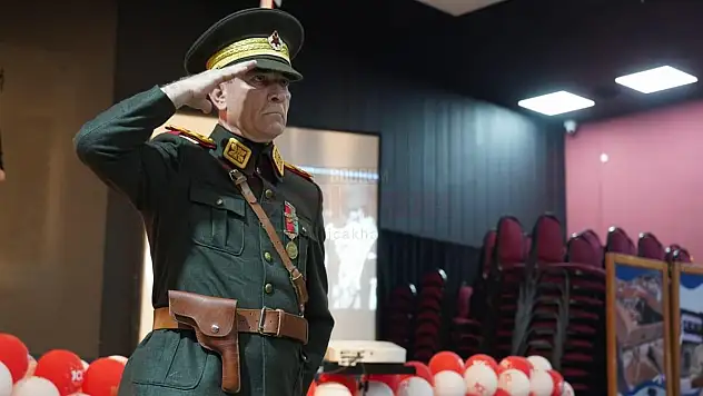 Atatürk'e Benzeyen Şahsın Cumhuriyet Balosuna Katılmasına Tepki