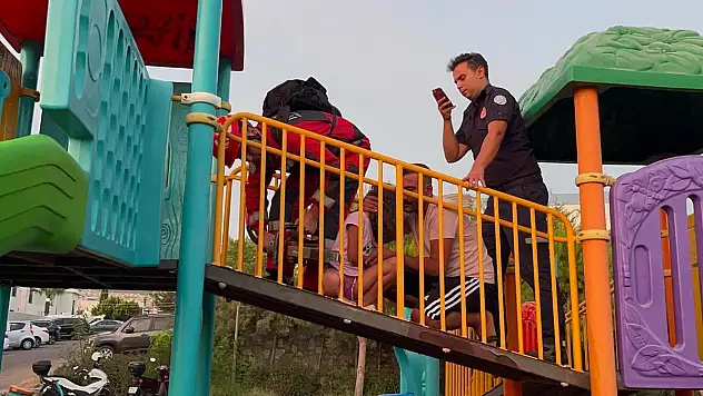 Ayağı Korkuluklara Sıkışan Küçük Kız Korku Dolu Anlar Yaşadı