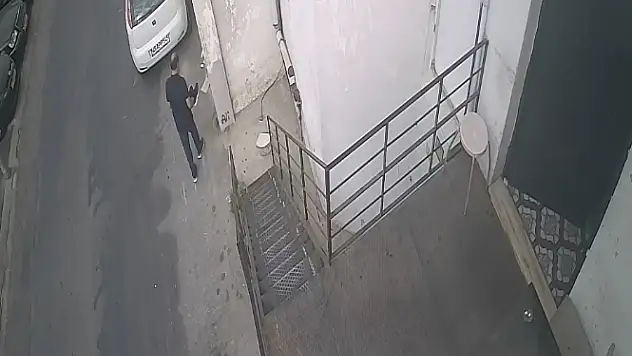Ayakkabı Hırsızı Güvenlik Kamerasına Yakalandı
