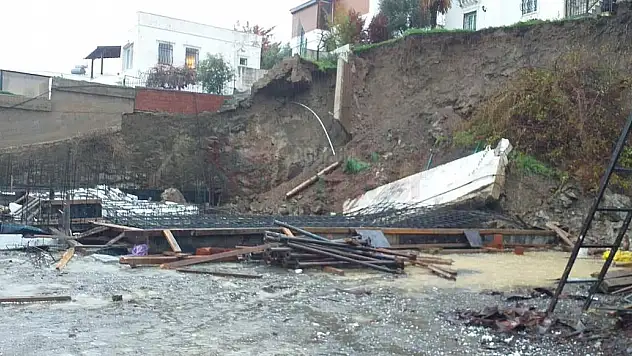 Bahçe Duvarı Yıkıldı, Bölgedeki Bir Bina Tedbir Amacıyla Tahliye Edildi.