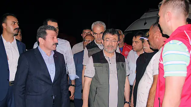 Bakan Yumaklı Yangın Sahasında Helikopterle İncelemelerde Bulundu