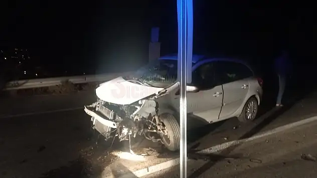 Bariyerlere Çarpan Araçta 2 Kişi Yaralandı