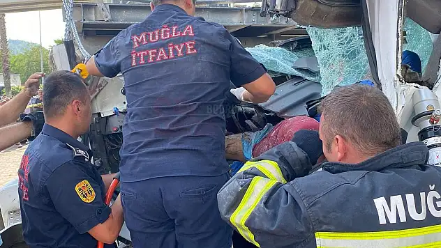 Bariyerlere Çarpan Tırın Sürücüsü Hayatını Kaybetti