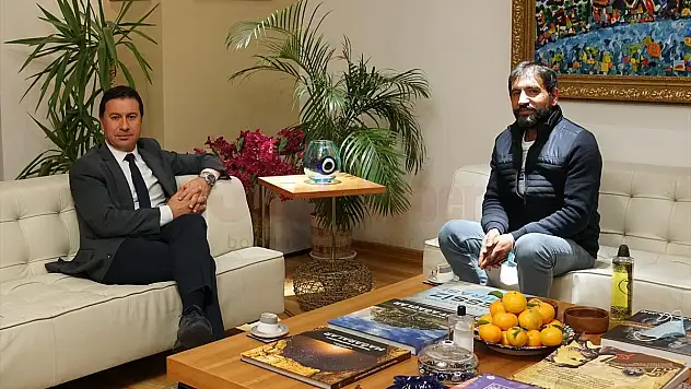 Başkan Aras, kıyafetleri kirli diye dolmuştan indirilmeye çalışılan yolcuyu misafir etti