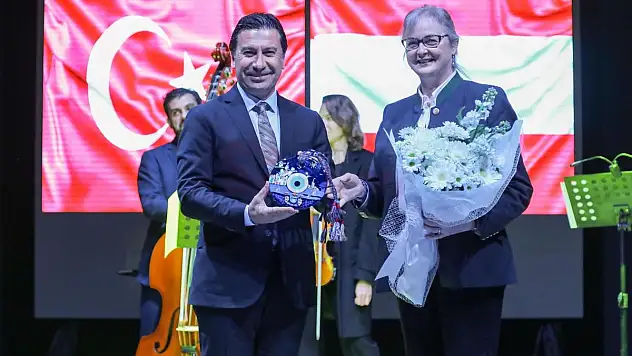 BAŞKAN ARAS 'KÜLTÜR SANAT VE EDEBİYATLA DOSTLUK VE BARIŞ KÖPRÜSÜ KURUYORUZ'