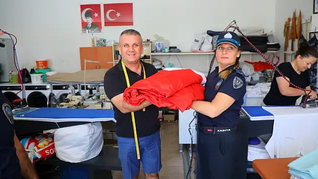 Bayrağa sevgi işleyen Ali Akay'a anlamlı teşekkür