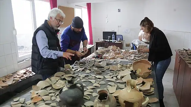 Beçin Antik Kentinde 'Yıldız Avcısı' heykelciğinin parçası bulundu