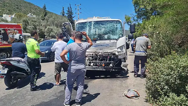 Belediye Aracı ile Kamyonet Çarpıştı Kazada 3 Kişi Yaralandı