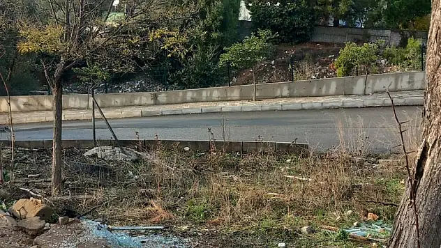 Belediye Çözümü Durağı Tamamen Söküp Kaldırmakta Buldu