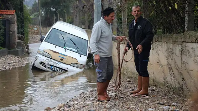 Belediye Ekiplerinin Yağmur Mesaisi Devam Ediyor