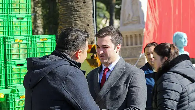 Belediye Meydanında Mandalina Dağıtımı