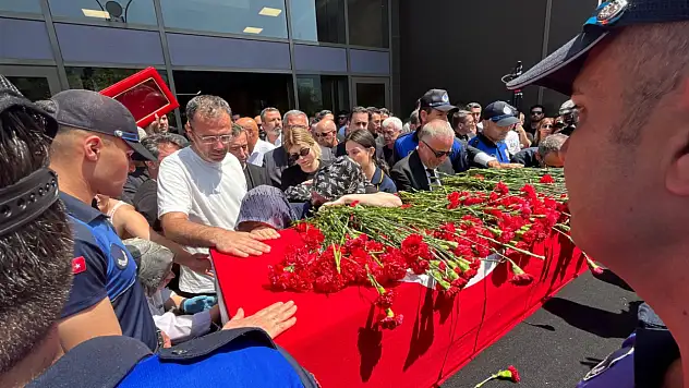 Belediye önünde Başkan Zeyrek'e acı veda