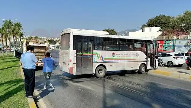 Belediye Toplu Taşıma Aracı Çöp Kamyonu ile Çarpıştı
