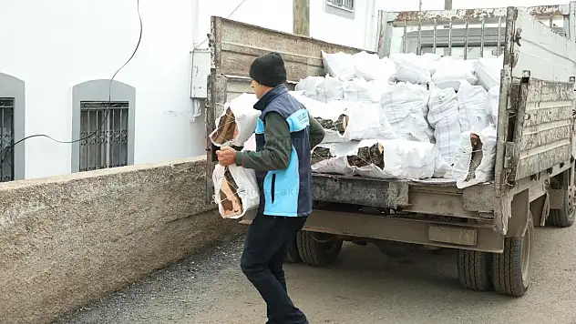 Belediyeden Vatandaşlara Yakacak Desteği
