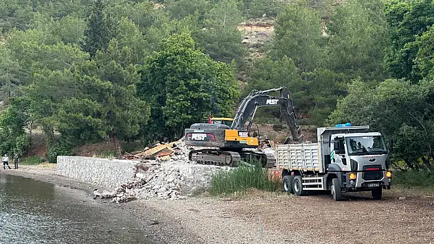 Belediyenin kaçak tesisine ormanda geçit verilmedi