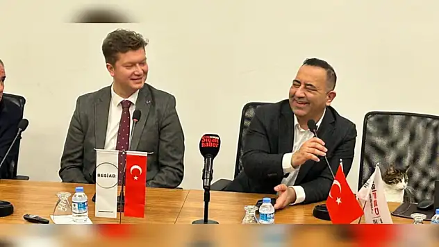 BESİAD'da  toplantının yıldızı bir kedi oldu