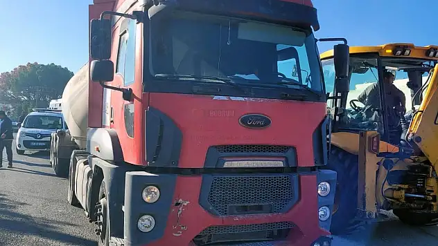 Beton Mikseri ile Yolcu Midibüsü Çarpıştı