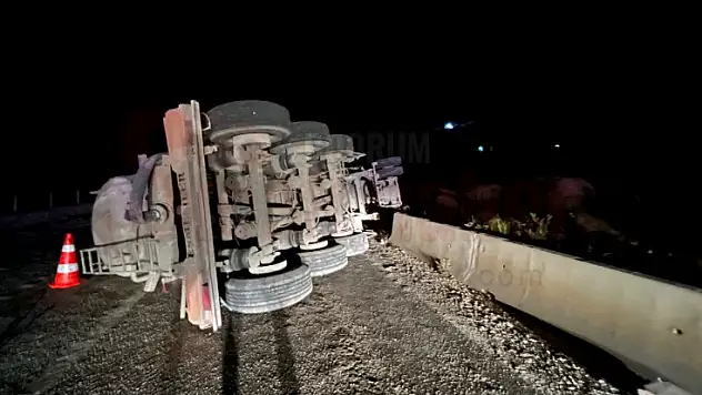 BETON MİKSERİ KAZA YAPTI SÜRÜCÜ YARALANDI