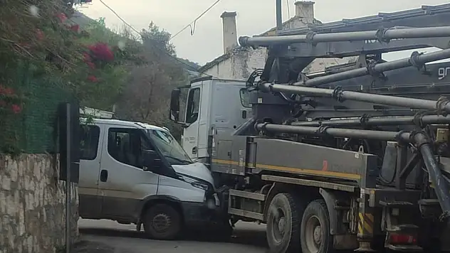 Beton pompası ile kamyonet çarpıştı