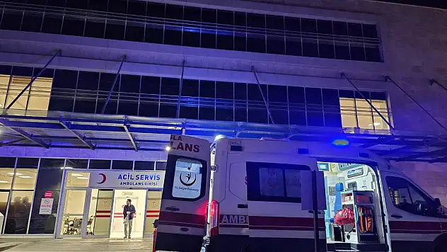 Bıçaklı saldırı genç erkek yaralı kadın darp edildi