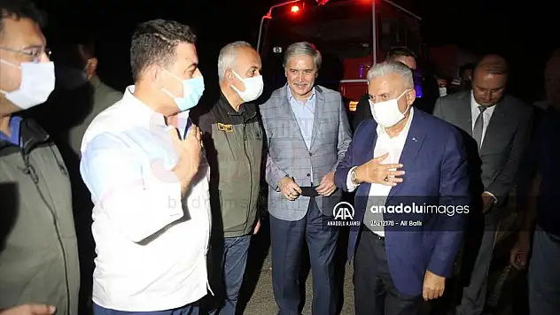 Binali Yıldırım, Güvercinlik'teki yangın bölgesinde incelemelerde bulundu