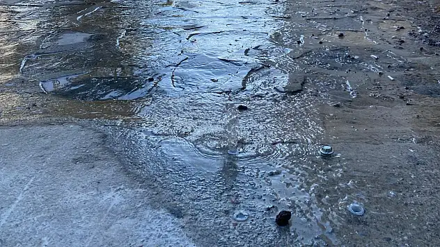 Bir haftadır susuzlar tonlarca su yollara akıyor !