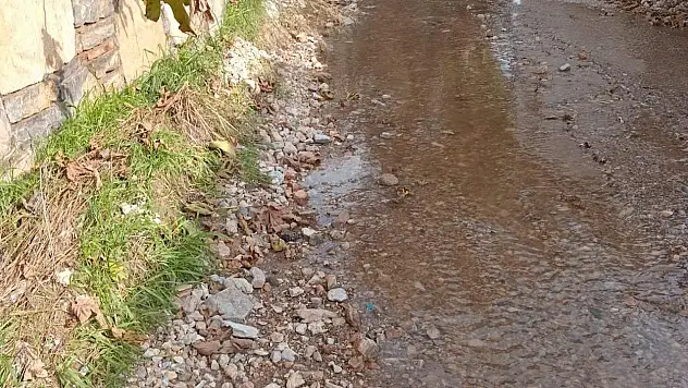 Bitez'de ayaklarda poşet sokakta kanalizasyon