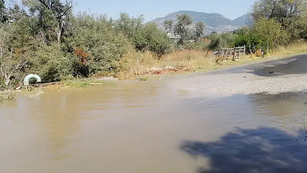 Bitez'de aynı noktada yine isale hattı patladı ! bu israfın hesabını kim verecek?