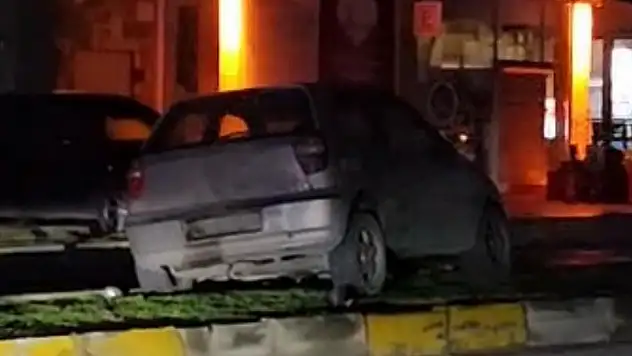 Bitez  Kavşağı sonrası kontrolden çıkan araç orta refüje çıktı