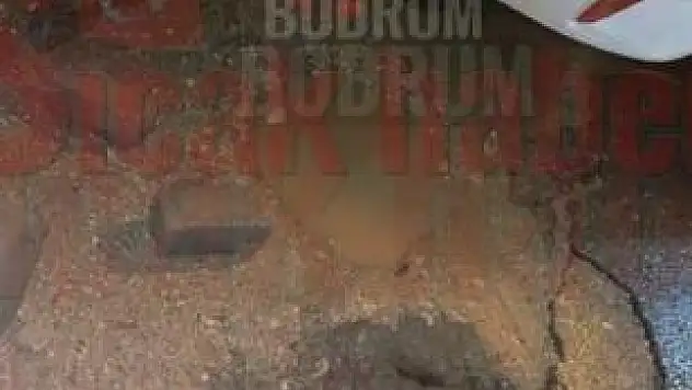 Bitez'de Çalışmaları Bitmeyen Yollarda Oluşan Çukurlara Bir Araç Düştü