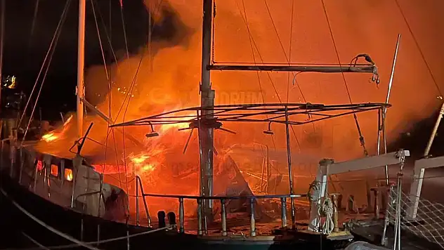 Bitez'de  Çıkan Yangında Tekne Alev Alev Yandı